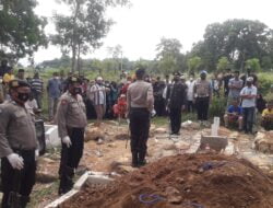 Karena Sakit, Jenazah Personil Polda Papua Dimakamkan Dikampung Halaman Secara Kedinasan