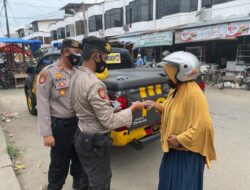 Sambut HUT Bhayangkara ke 75 Polres Lhokseumawe Bagikan Masker di Kawasan Cunda