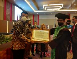 Bupati Bulukumba Orasi Ilmiah dan Terima Penghargaan di Wisuda STIMIK Handayani Makassar