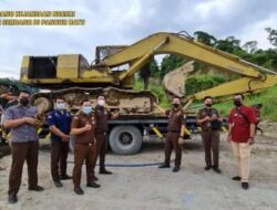 Kacab jari Pancur Batu menyita barang bukti excavator Arih ersada ginting ke kantor kacab jari Pancur batu