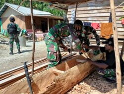 TNI Bantu Membuat Perahu Tradisional Di Papua