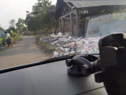 Warga masyarakat RT.27 Kp.Rancabogo. tempat Sampah di pinggir jalan Sudah menyengat Bau Busuk Yangg di Biarkan