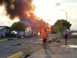 KLM Megah Surya Terbakar Di dermaga Pelabuhan Rakyat Bajoe, 2 Anak Buah Kapal (ABK) Di bawah ke Rumah Sakit