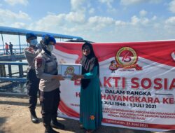 Menjelang Hari Bhayangkara ke 75, Polres Inhil Bagikan Ratusan Paket Sembako Dan Masker Kepada Masyarakat Yang Terdampak Akibat Pandemi Covid-19.