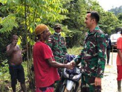 Bersama Warga, TNI Gotong-Royong Bersihkan Jalan Kampung Baburia di Papua