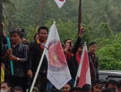 Mahasiswa dan mahasiswi STIE dan STKIP Nias Selatan orasi terbuka di kantor DPRD kabupaten Nias Selatan.