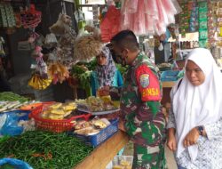 Pastikan Harga Sembako Stabil Babinsa Koramil 01/Mrs Kodim 0103/Aceh Utara Turun Kepasar Tradisional.