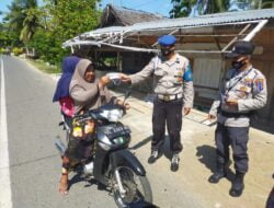 PPKM Mikro di Gampong Blang Kabu, Personel Polsek Samudera Bagi Masker dan Semprotkan Disinfektan