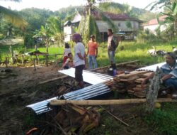 Gotong Royong Perbaikan Rumah, Bhabinkamtibmas Polsek Bengo Hadir Bersama Warga Binaanya.