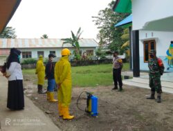 Didampigi Babinkamtibmas Dan Babinsa Tim Relawan Posko PPKM MIKRO DESA Waetina Laksanakan Tugas PPKM MIKRO COVID-19