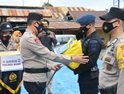 Polres Bone Gelar Baksos Bantu Masyarakat Terdampak Covid-19 di Kota Watampone