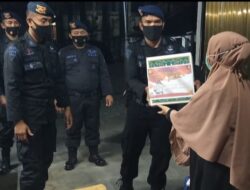 Bantu Masyarakat Saat PPKM Mikro, Sat Brimob Polda Aceh Salurkan Bantuan