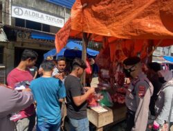 Antisipasi Penyebaran Covid-19, Personel Polda Aceh Bagi Masker di Pasar-pasar