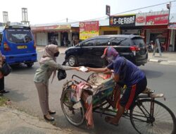 Kegiatan Posko Dapur Umum Polres Subang Bagi-Bagi Nasi Kotak Peduli Covid-19 Di Kab. Subang