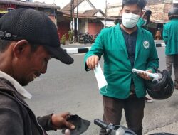 Kompol M Arifin ,SH : Kami Bersama Mahasiswa Bagikan Masker Kepada Pengendara