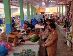 Polsek Gunung Kerinci: kapolsek didampingi Camat Siulak melakukan pembatasan kegiatan masyarakat.