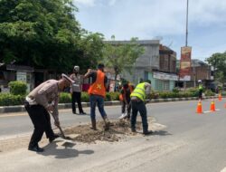 Kasat Lantas Polres Lhokseumawe Pantau Jalan Berlubang Dijalan Nasional Medan Banda Aceh