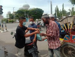 Pemuda Yang Tergabung Dalam GBFM Bagikan Nasi Kotak Ke Pengemis