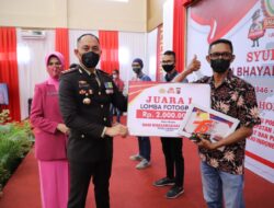 Kapolres Lhokseumawe serahkan Hadiah Lomba Foto Hut Bhayangkara ke 75