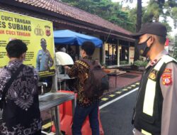 Kegiatan Cuci Tangan, Pengukuran Suhu Tubuh Dan Penerapan Protokol Kesehatan Bagi Anggota Polri, ASN Dan Pengunjung Polres Subang