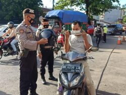 Cegah Penularan Covid-19 , Polisi Bagikan Masker Kepada Masyarakat.