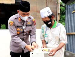 Kapolres Lhokseumawe Serahkan Bantuan Kepada Guru Ngaji di Paya Punteut