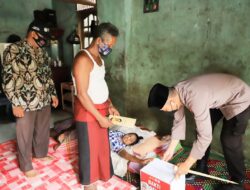 Kapolres Lhokseumawe Serahkan Bantuan Kepada Warga Sakit Menahun di Muara Batu