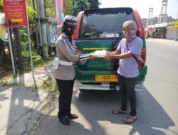 Polwan Polres Subang Laksanakan Bagi-Bagi Nasi Kotak Peduli Covid-19