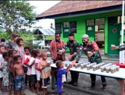 Jumat Berkah Satgas Pamtas RI-PNG Yonif 131/Brs Berbagi Makanan Bergizi Untuk Anak-anak Papua