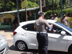 Kegiatan Penyekatan Dan Pengecekan Di Pos Check Point Tangkuban Parahu Kab. Subang Dalam Rangka Pemberlakuan Pembatasan Kegiatan Masyarakat