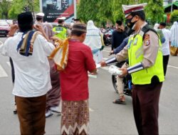 Kabag Ops Polres Sinjai Pimpin Pam Sholat Idul Adha 1442 Sekaligus Bagi Masker Kepada Jamaah