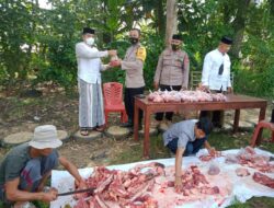 Personil Polsek Awangpone Polres Bone Bagikan Daging Kurban Dari Rumah ke Rumah Warga