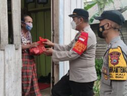 Distribusi Daging Qurban Polres Buol, Kapolsek Biau Dor To Dor Datangi Warga Islam