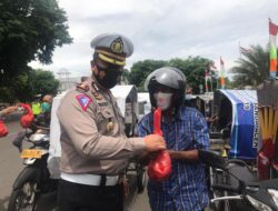 Dirlantas Polda Aceh Bagi Daging Qurban Untuk 100 Tukang  Becak Dan Penjual Sirih Di Banda Aceh