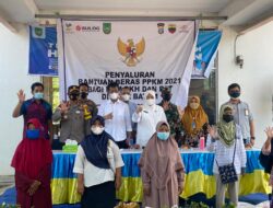 Wakapolresta Barelang Bersama Forkompimda Distribusikan Bansos PPKM Level 4 Di Kec. Sei Beduk Kota Batam