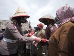 Kasat Lantas Polres LhoKseumawe Bagikan Sembako Pada Petani