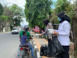 Kegiatan Posko Dapur Umum Polres Subang Bagi-Bagi Nasi Kotak Peduli Covid-19