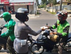 Kegiatan Posko Dapur Umum Polres Subang Bagi-Bagi Nasi Kotak Peduli Covid-19 Di Kab. Subang