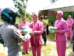 Berseragam Bhayangkari, DR Henny Ikhwan M.Pd Ikut Masak Didapur Umum Bersama Kartini KSJ.