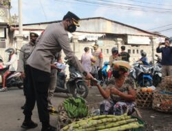 Cegah Covid-19, Kapolres Klungkung Bagikan Masker dan Sosialisasikan Protokol Kesehatan di Pasar Galiran Klungkung