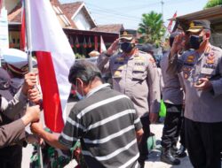 Polresta Sidoarjo Bagikan Bansos dan Bendera Merah Putih Secara Door to Door ke Warga Kedungcangkring Jabon