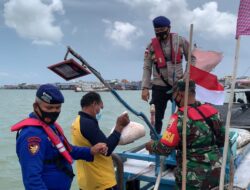 Pembagian Bendera Merah Putih Dan Bansos Sembako Ppkm Level 3 Kepada Kapal Nelayan Oleh Sat Polairud Polres Karimun dan Instansi Terkait