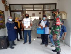 Babinsa Bersama Linmas Kelurahan Tambak Rejo,Lakukan Pengawasan Pembagian Bantuan Sosial Tunai.