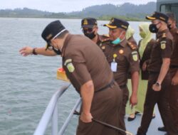 Jelang Peringati HUT-RI Ke-76, Mengingat Jasa Pahlawan Kejaksaan Negeri Simeulue Tabur Bungah di Laut