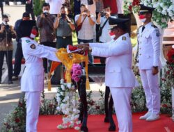 Sejumlah Pejabat Polri Ikuti Penurunan Bendera Merah Putih Di Halaman Kantor Gubernur Aceh