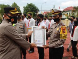 Kapolres Sinjai Berikan Reward Kepada 47 Personel Berprestasi, dan 1 Orang Warga Saat Pimpin Apel Pagi