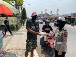 Kegiatan Posko Dapur Umum Polres Subang Bagi-Bagi Nasi Kotak Peduli Covid-19