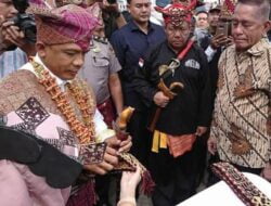 BRIKJEN RUDI Kami bangga bapak presiden JOKOWI dan Erik Tohir berpakaian adat Lampung.