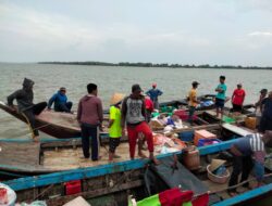 Masyarakat perwakilan yang secara langsung di stop waktu pulang dari laut adalah mayoritas nelayan kecil.