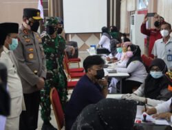 Kapolda Aceh Bersama Pangdam IM Tinjau Vaksinasi Massal Dan Pembagian Bansos Di Aceh Besar